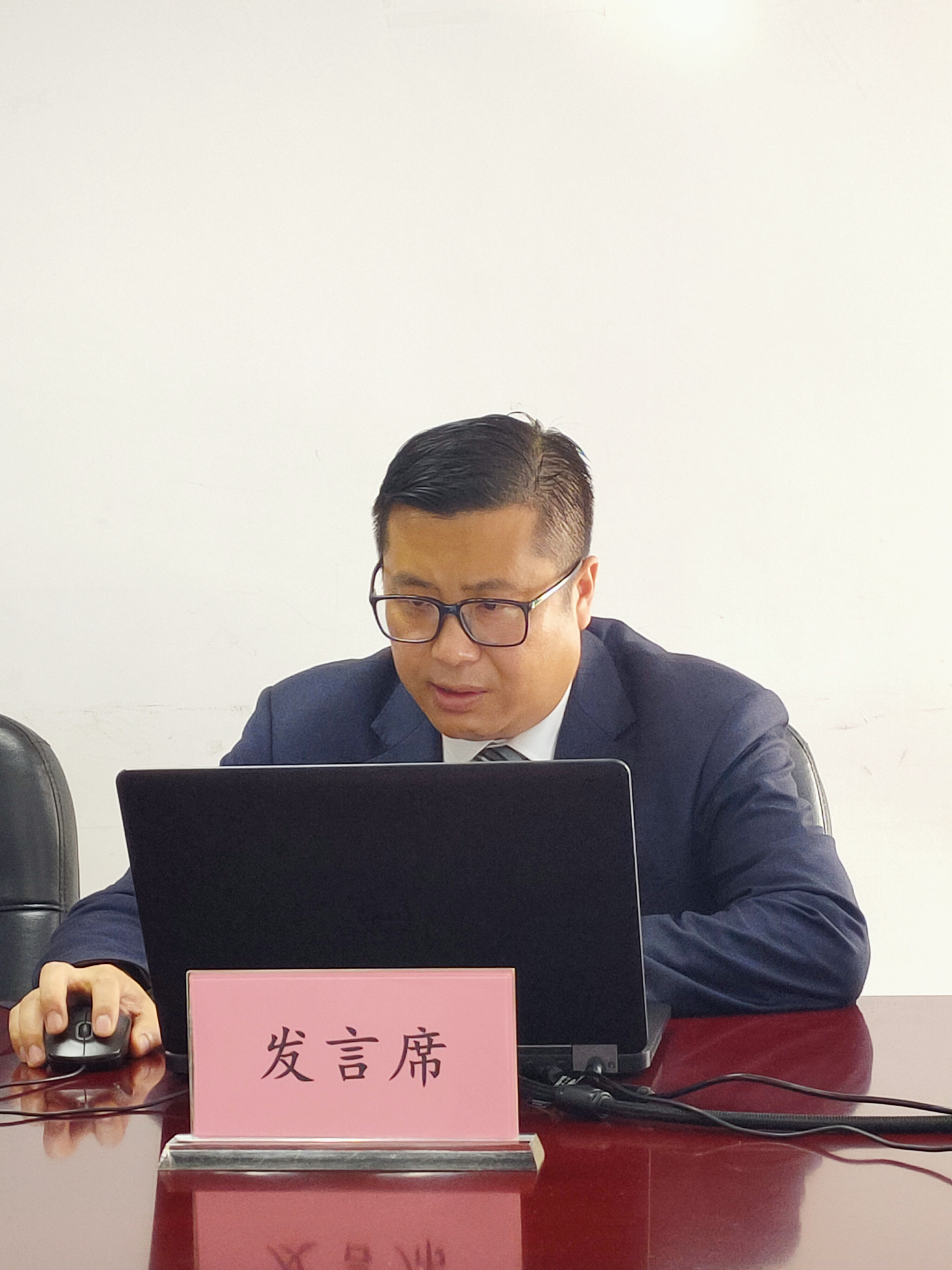 胡勇.jpg